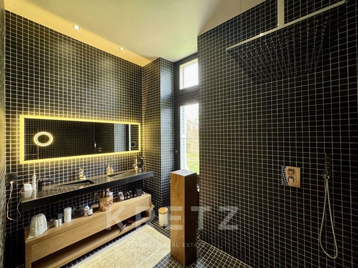 Image No.11-5 Bed Property for sale