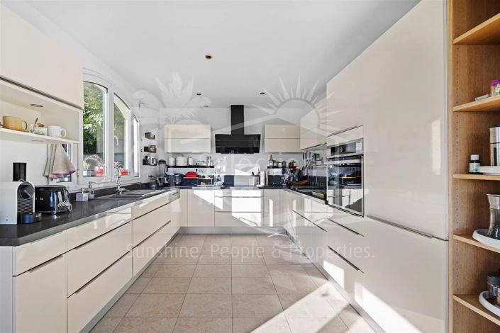 Image No.9-4 Bed House for sale