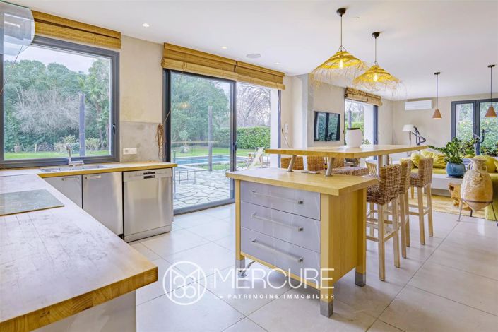 Image No.8-5 Bed House for sale