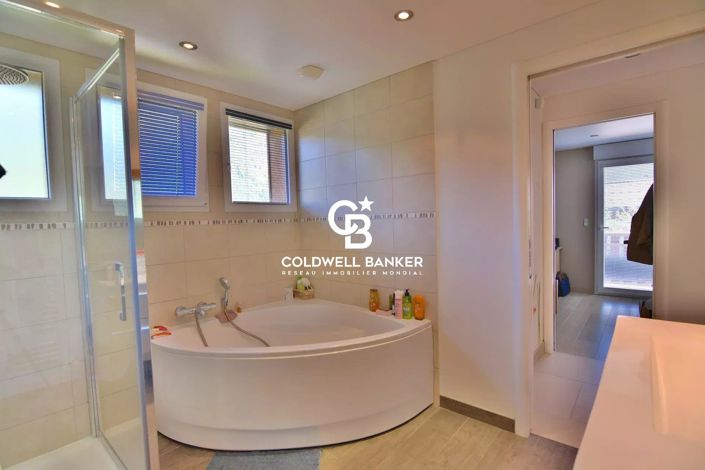 Image No.6-5 Bed House for sale