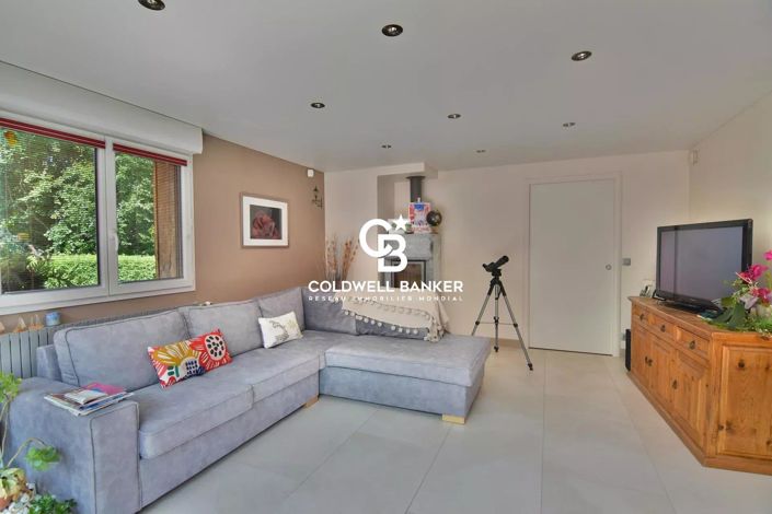 Image No.8-5 Bed House for sale