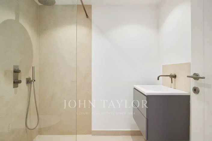 Image No.17-5 Bed House for sale