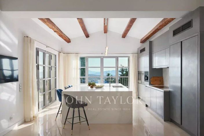 Image No.8-5 Bed House for sale