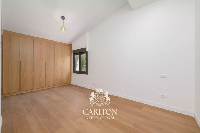 Image No.25-5 Bed House for sale