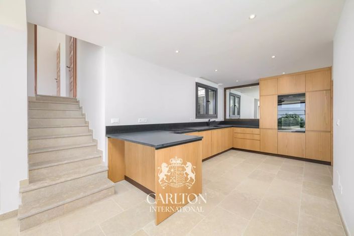 Image No.6-5 Bed House for sale