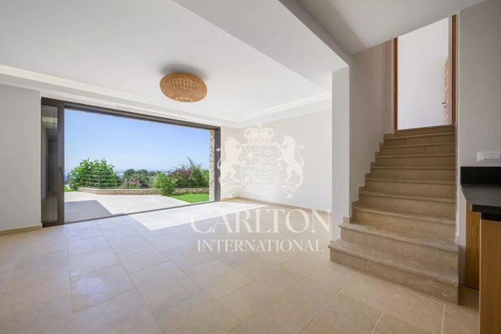 Image No.8-5 Bed House for sale