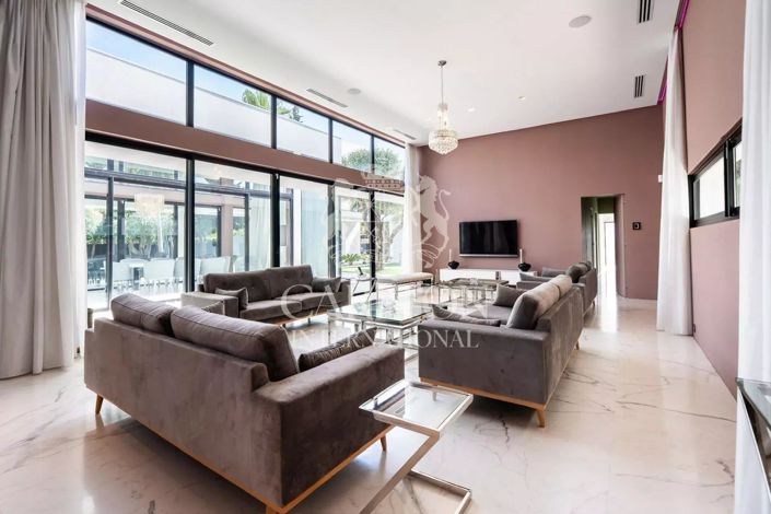 Image No.2-4 Bed House for sale