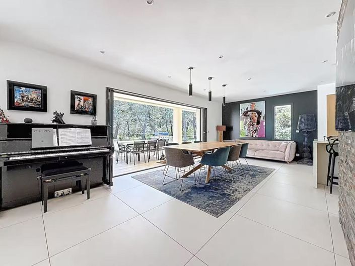 Image No.6-6 Bed House for sale