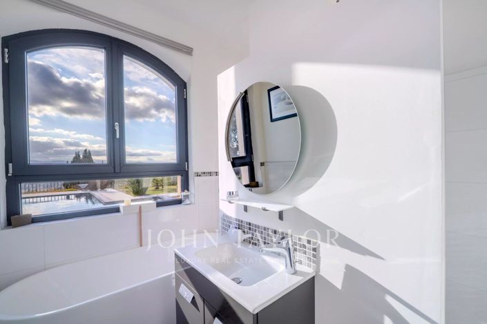 Image No.19-5 Bed House for sale