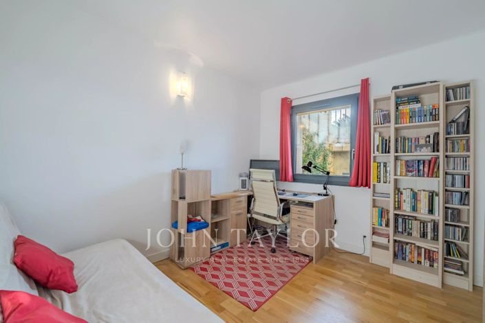 Image No.24-5 Bed House for sale