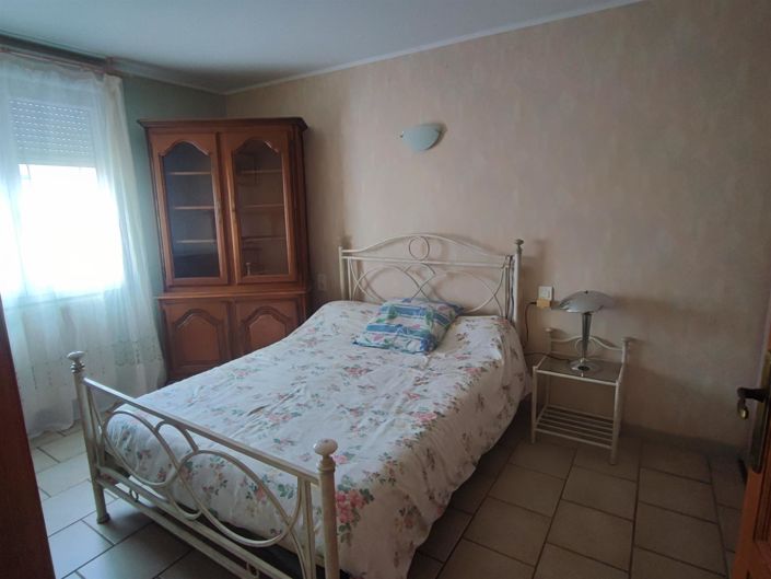 Image No.8-5 Bed House for sale