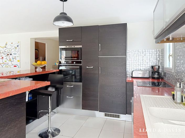 Image No.8-4 Bed House for sale