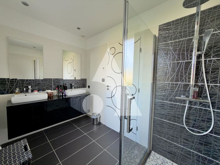 Image No.10-3 Bed House for sale