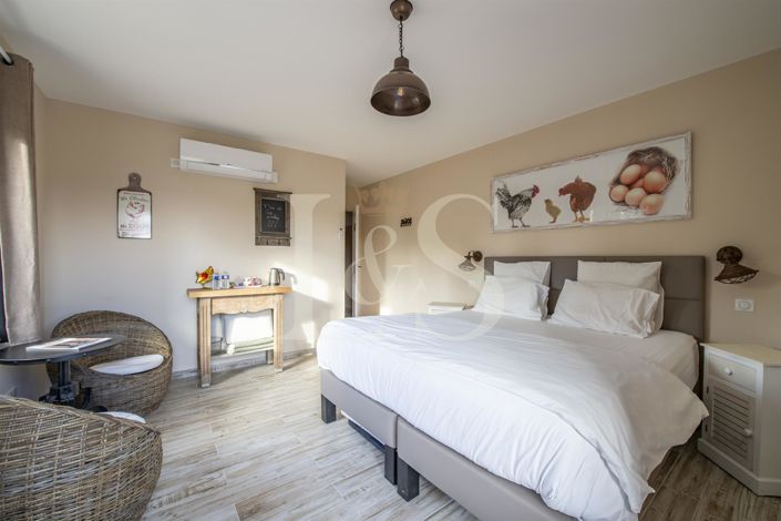 Image No.25-8 Bed House for sale