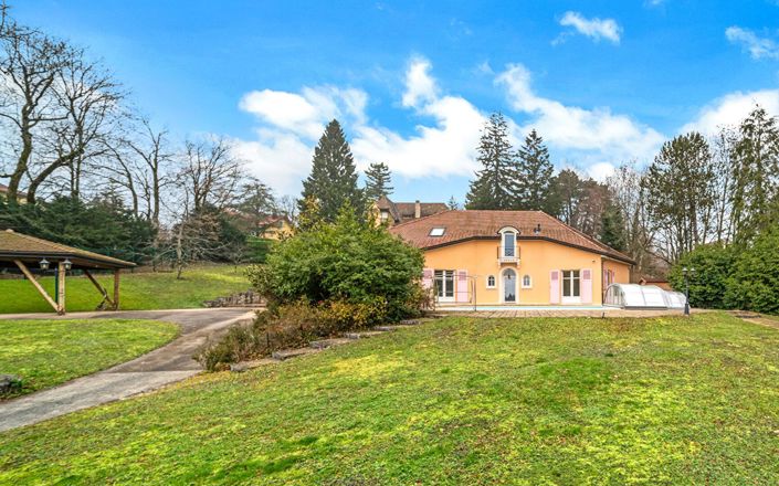 Image No.8-5 Bed House for sale