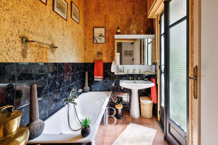 Image No.19-5 Bed House for sale