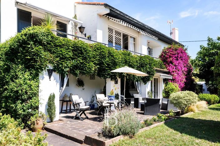 Image No.8-5 Bed House for sale