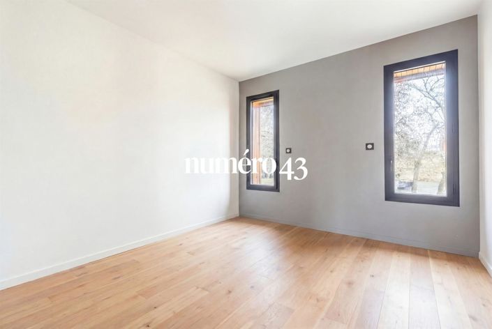 Image No.12-4 Bed Property for sale