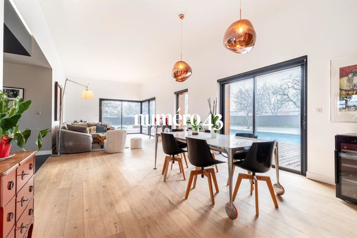 Image No.4-4 Bed Property for sale