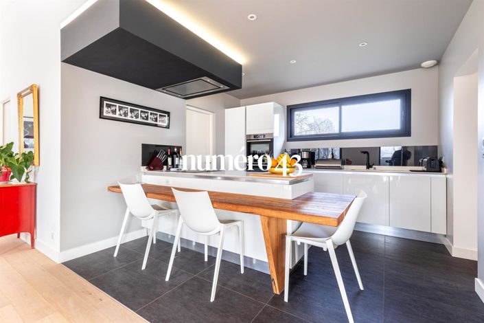 Image No.5-4 Bed Property for sale