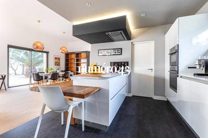 Image No.6-4 Bed Property for sale