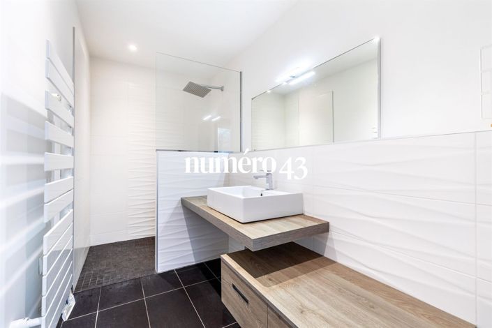 Image No.8-4 Bed Property for sale