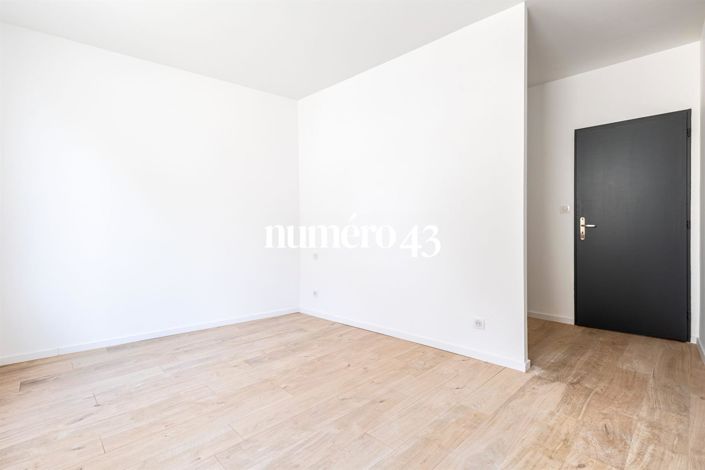 Image No.10-3 Bed Property for sale