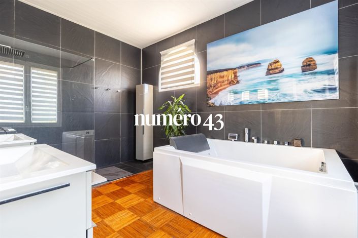 Image No.9-5 Bed House for sale