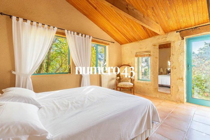 Image No.8-5 Bed House for sale