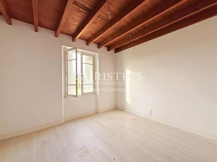 Image No.41-10 Bed House for sale