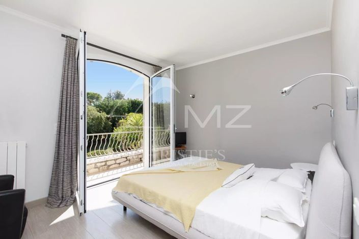 Image No.8-5 Bed House for sale