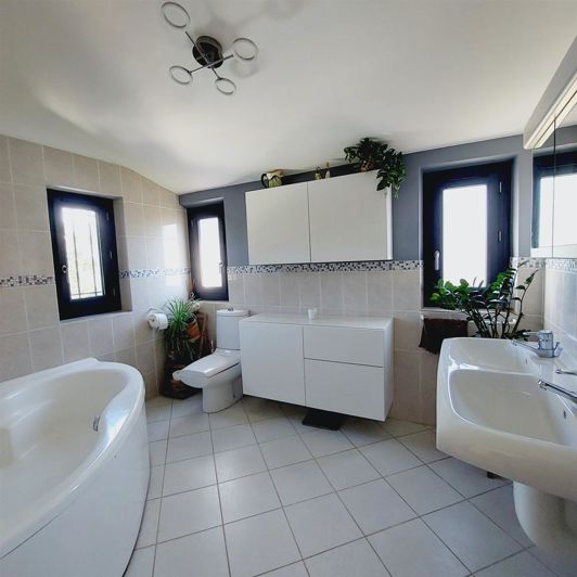 Image No.9-3 Bed House for sale