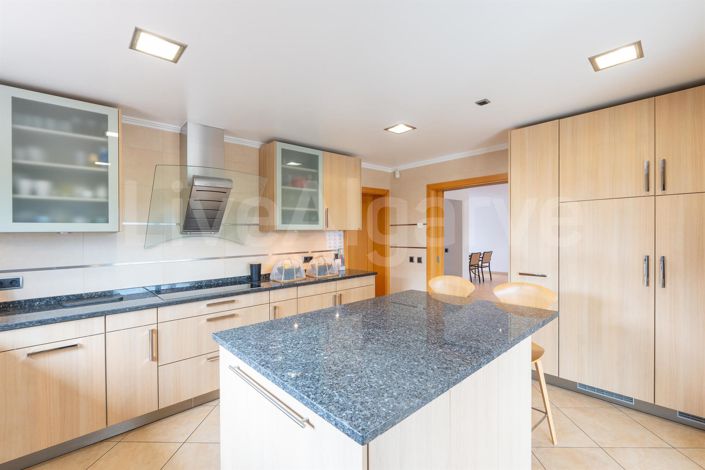 Image No.11-3 Bed House for sale