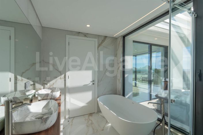 Image No.24-4 Bed House for sale