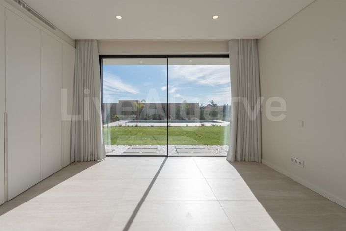 Image No.33-4 Bed House for sale