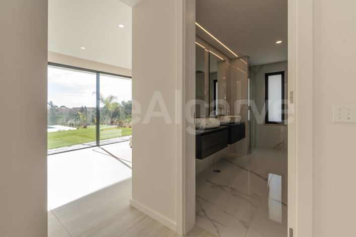 Image No.36-4 Bed House for sale