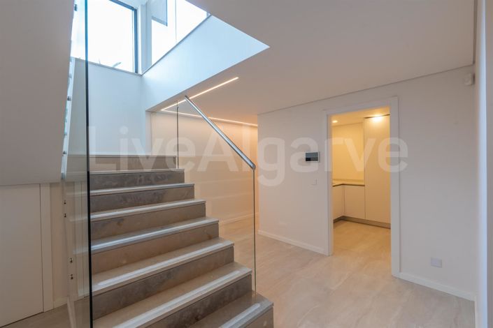 Image No.41-4 Bed House for sale