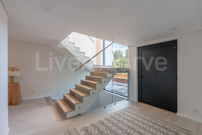 Image No.6-4 Bed House for sale