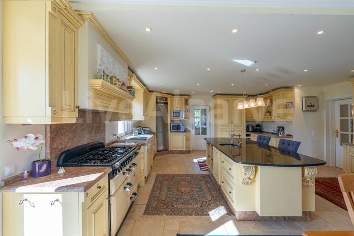 Image No.10-3 Bed House for sale