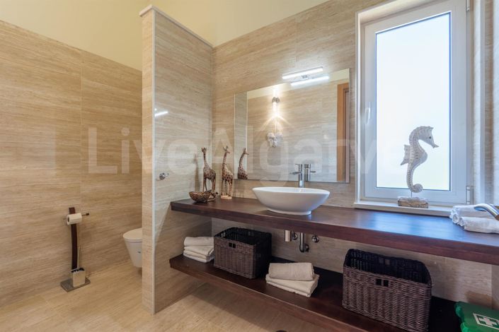 Image No.20-5 Bed House for sale