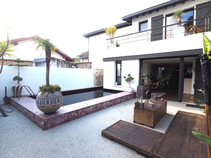 Image No.10-4 Bed Property for sale