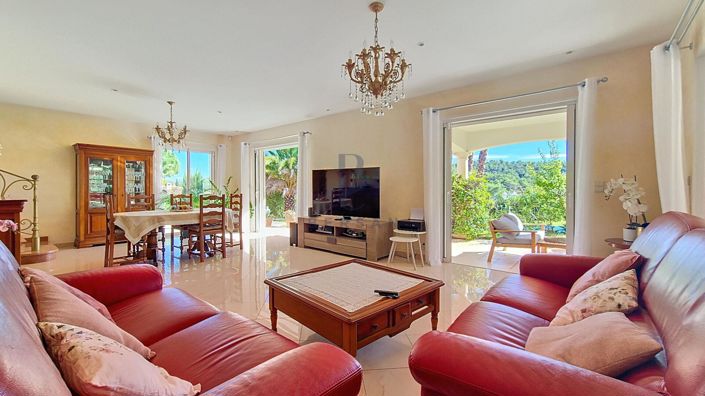 Image No.8-5 Bed House for sale