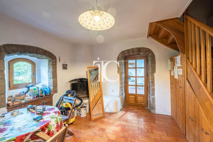 Image No.9-6 Bed House for sale