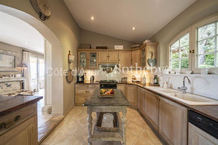 Image No.4-4 Bed Property for sale