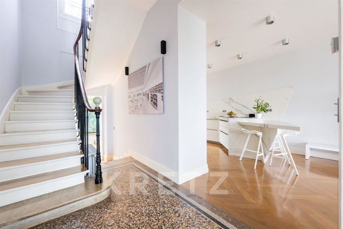 Image No.8-7 Bed House for sale