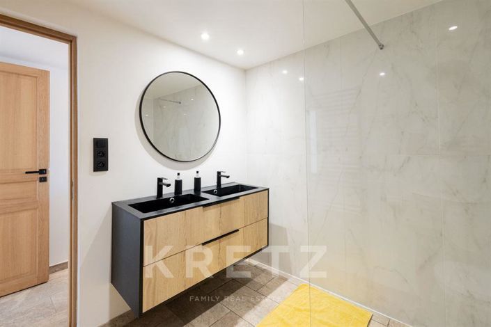 Image No.12-6 Bed House for sale