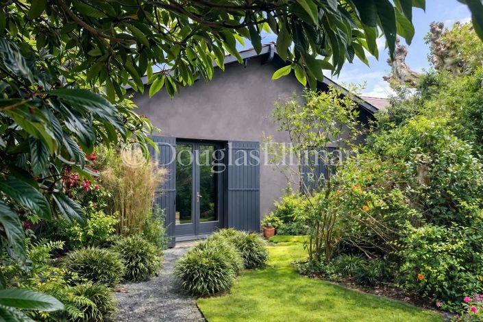 Image No.8-5 Bed House for sale