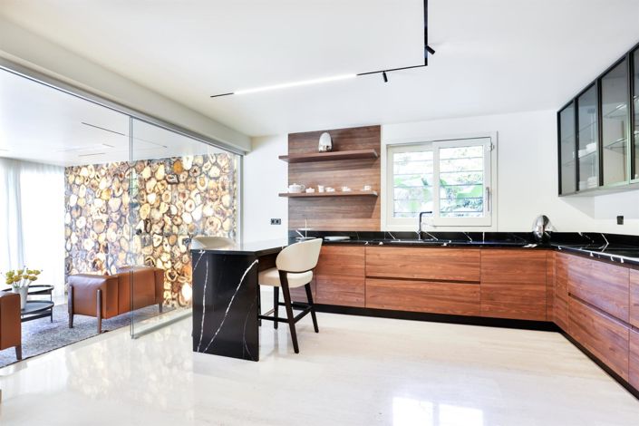 Image No.9-5 Bed House for sale