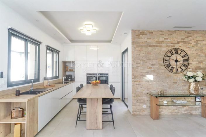 Image No.8-4 Bed House for sale