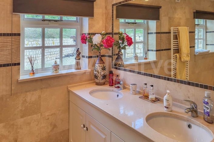 Image No.28-6 Bed House for sale